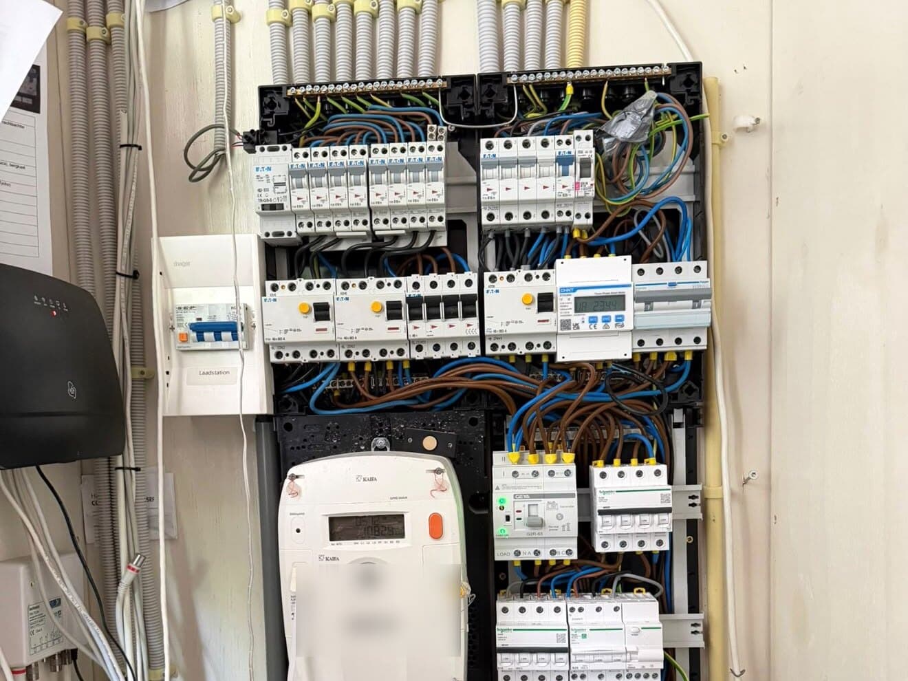 Open meterkast met uitgebreide groepenkast en slimme elektrische componenten