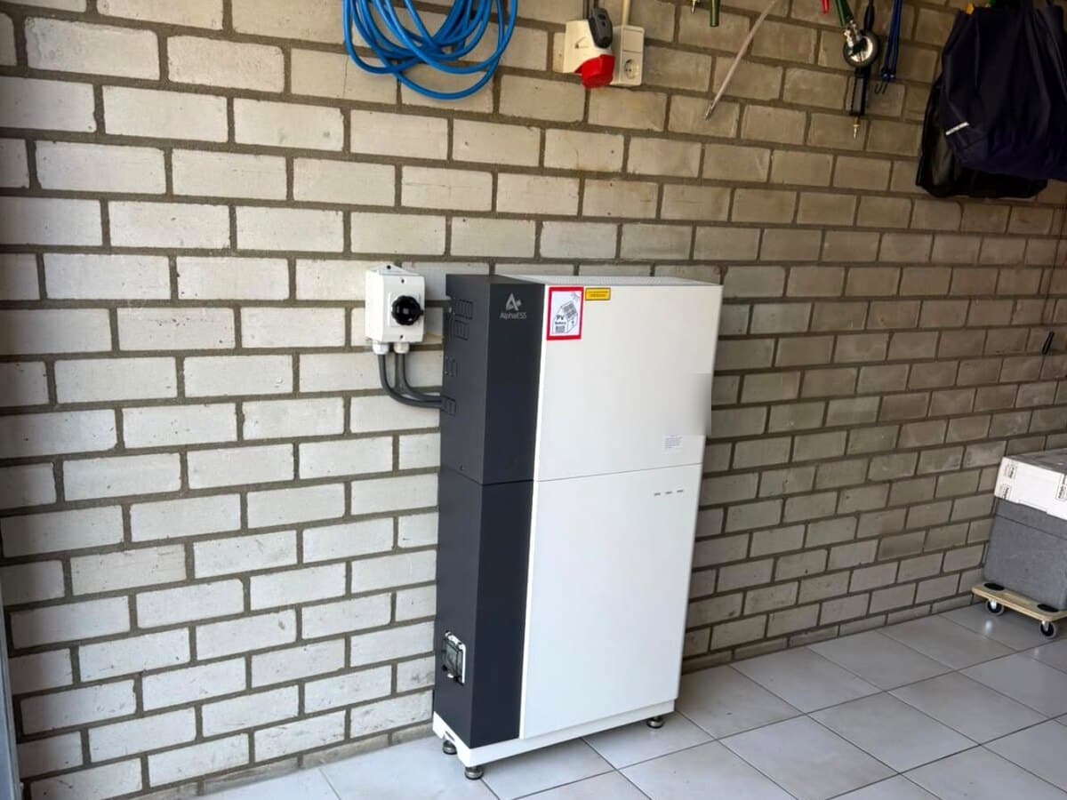 Vrijstaande batterij-opstelling met vaste aansluiting in een opgeruimde garage