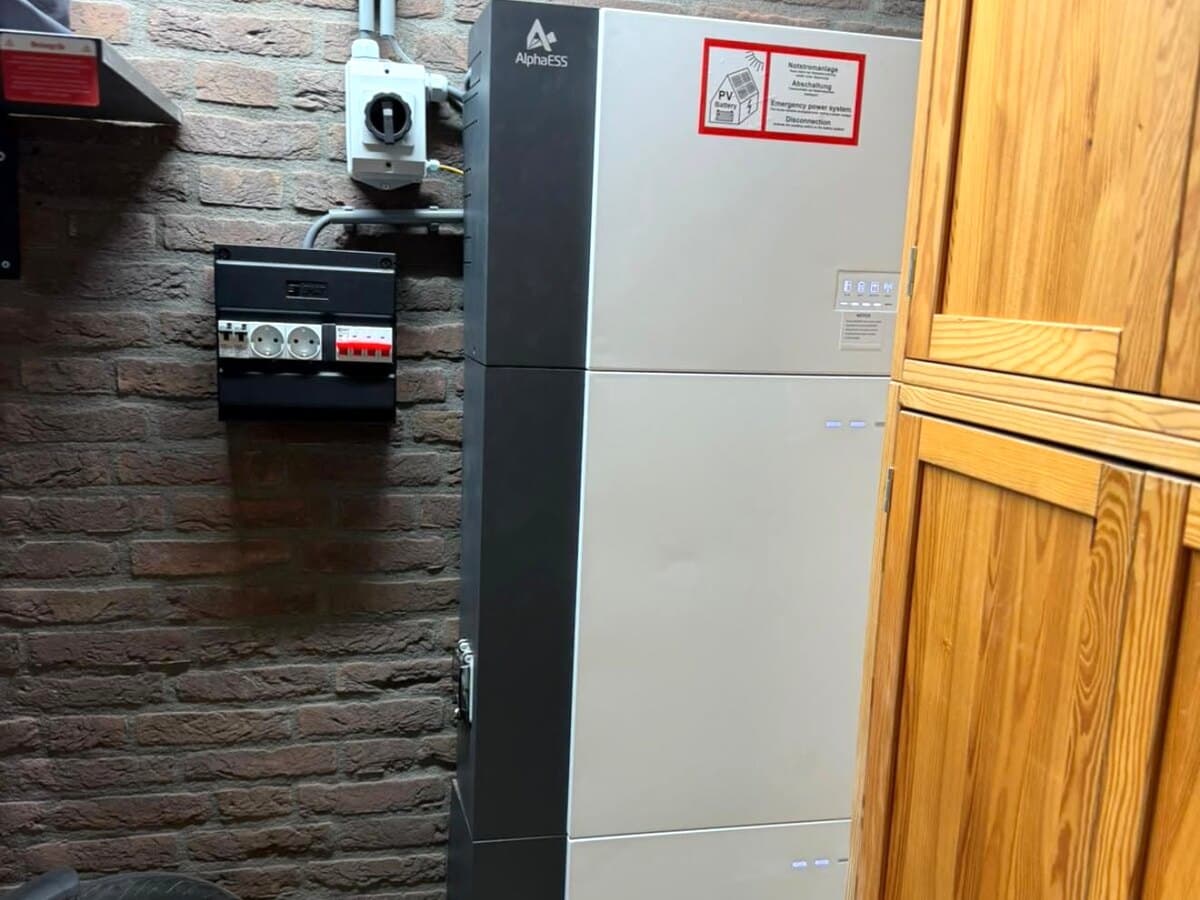 Binnen geplaatste energieopslag met werkschakelaar en aparte verdeelkast