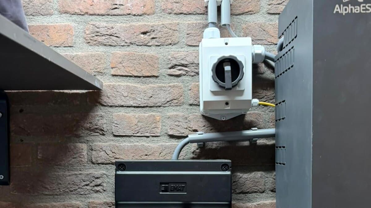 Buiten gemonteerde elektrische schakelaar en verdeelkast naast een energie-installatie